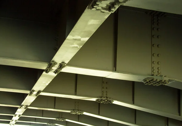 ボルト ナット 橋底ビューの鋼構造 — ストック写真