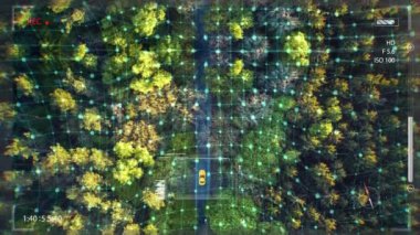 Hedef araç odaklı taramayı orman üstü insansız hava aracı görüntüsüne yönlendir. 3D görüntüleme ile fütürist konsept bilgi grafiği.