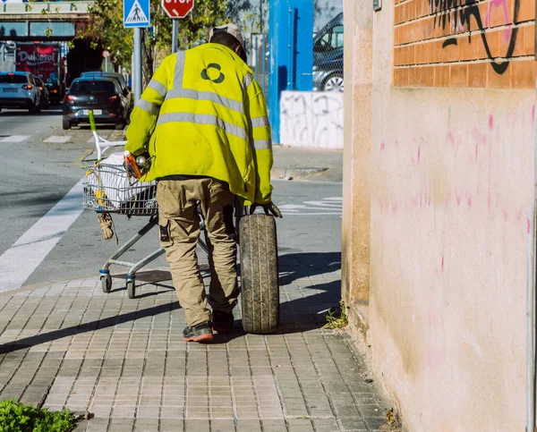 Hombre Que Lleva Neumático Residuos Para Reciclar Caucho — Foto de Stock