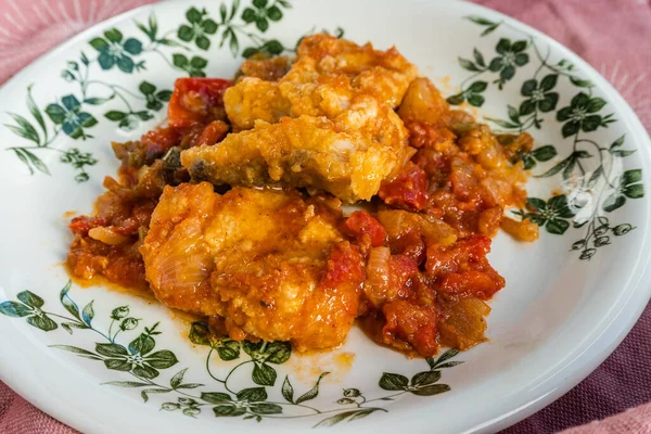 Kabeljau Mit Paprika Tomaten Und Zwiebeln Mit Messer Und Gabel — Stockfoto