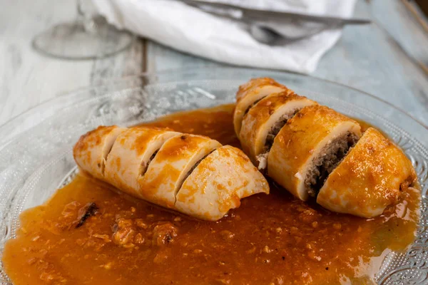 Lulas Recheadas Carne Peixe Azeitonas Com Molho Tomate — Fotografia de Stock