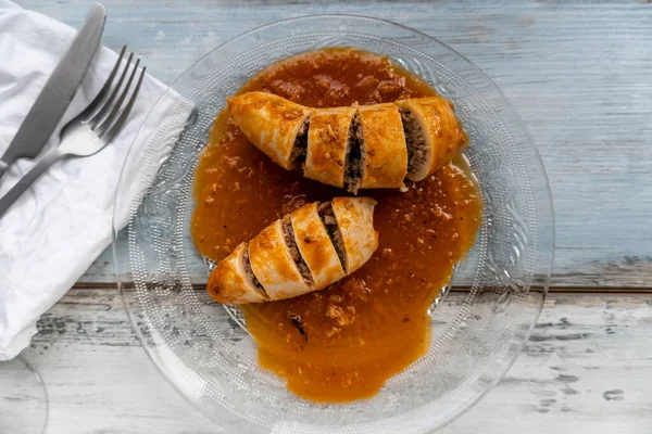 Vista Superior Calamares Rellenos Carne Pescado Aceitunas Con Salsa Tomate — Foto de Stock