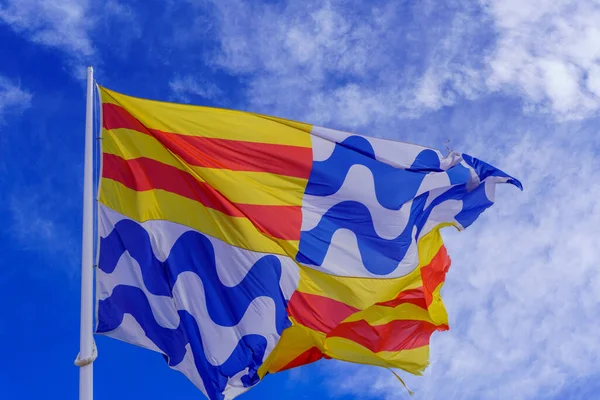 Vlajka Města Badalona Španělsko Vlnící Stěžni Nad Modrou Oblohou — Stock fotografie