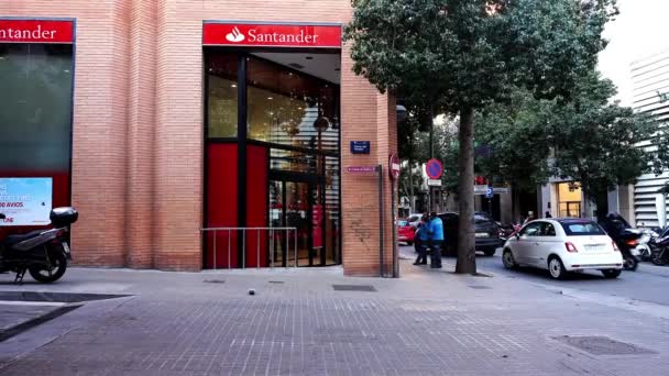 Badalona Barcelona Spanyol Februari 2021 Tanda Tangan Banco Santander Sebuah — Stok Video