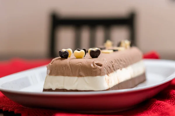 Hausgemachte Drei Schokoladenkuchen Mit Herzaufschlägen Dekoriert — Stockfoto