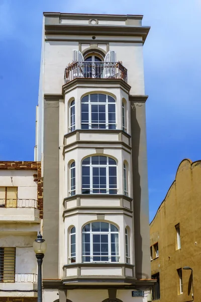 Badalona Βαρκελώνη Ισπανία Απριλίου 2021 Παλαιό Κτίριο Περιπάτους Δίπλα Στη — Φωτογραφία Αρχείου