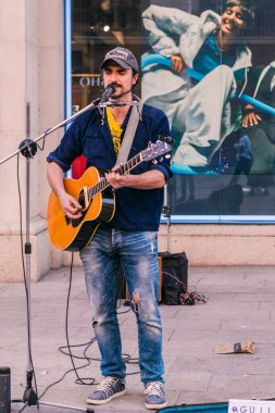 Barselona, İspanya - 3 Nisan 2021. Barselona 'da gitar çalan bir sokak müzisyeni.