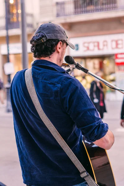 Barcelona Espanha Abril 2021 Busker Barcelona Tocando Guitarra Com Costas — Fotografia de Stock