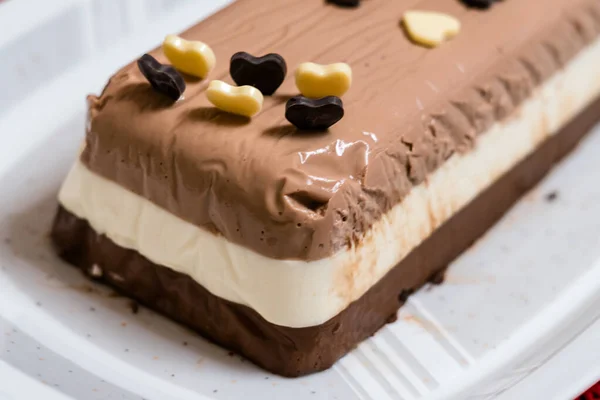 Zelfgemaakte Drie Chocolade Taart Versierd Met Hart Toppings — Stockfoto