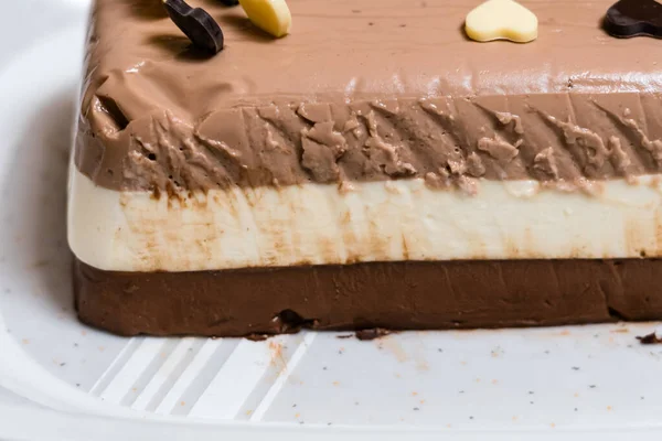 Zelfgemaakte Drie Chocolade Taart Versierd Met Hart Toppings — Stockfoto