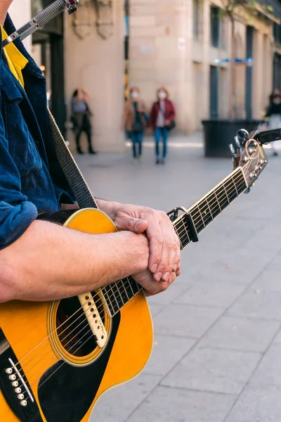 Straßenmusiker Stützt Seine Hände Auf Eine Gitarre — Stockfoto