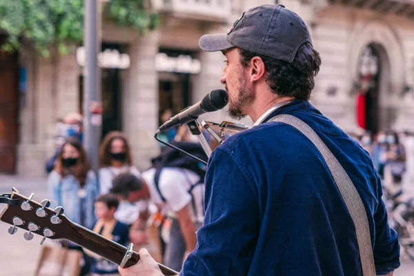 Barcelona Espanha Abril 2021 Busker Barcelona Tocando Guitarra Com Costas — Fotografia de Stock