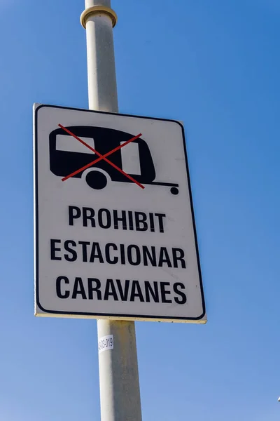 Señal Tráfico Prohibida Para Aparcar Caravanas Translación Prohibida Aparcar Caravanas — Foto de Stock