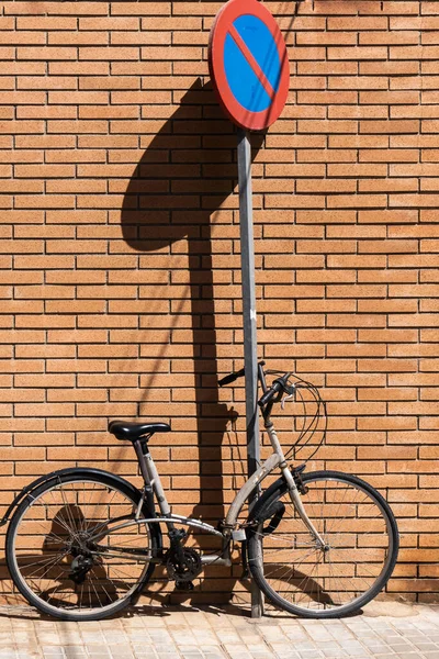 Vintage Rower Opierający Się Znak Drogowy Pomarańczowej Ścianie Cegły — Zdjęcie stockowe