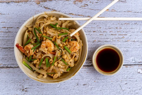 Pad Thai Rijst Noedels Met Garnalen Pinda Typisch Thais Eten — Stockfoto