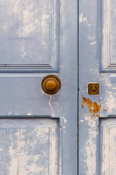 Porta Madeira Azul Velha Com Botão Entrada — Fotografia de Stock