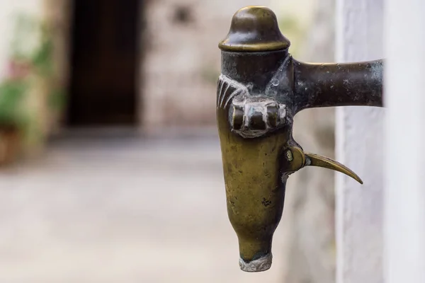 Şehirdeki Halka Açık Bir Çeşmede Paslı Metal Musluk — Stok fotoğraf