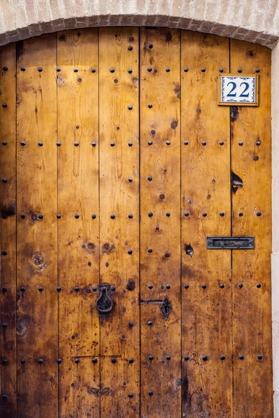Рустичні Дерев Яні Двері Поштовою Скринькою Ручкою Номером — стокове фото