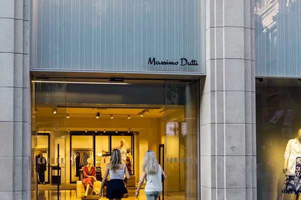 Barcelona Espanha Julho 2021 Logotipo Fachada Massimo Dutti Fabricante Espanhol — Fotografia de Stock