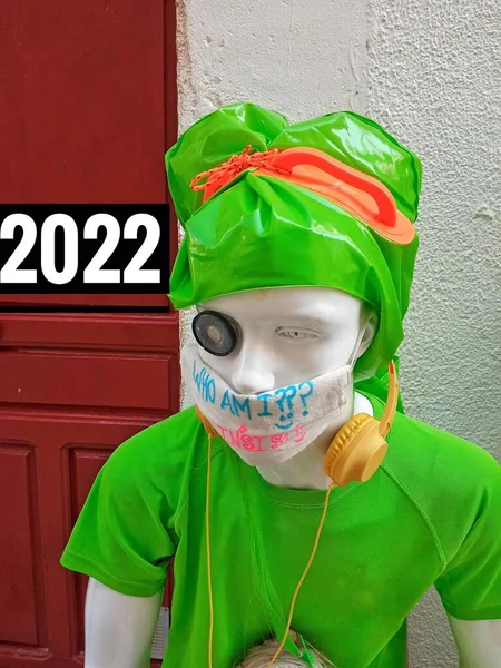 Manequim Com Máscara Pandêmica Anunciando Ano 2022 — Fotografia de Stock