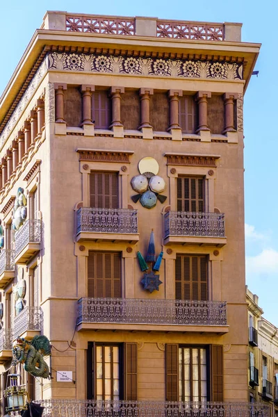 Casa Bruno Cuadrosにある中国の龍 Josep Vilasecaによって建てられた家の傘の家と古い傘の店 芸術の例 — ストック写真