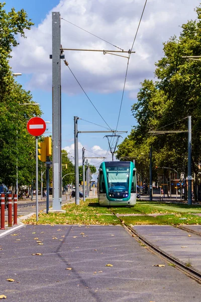 Barcelona Spanien August 2021 Straßenbahn Straßenbahn Die Auf Der Straße — Stockfoto