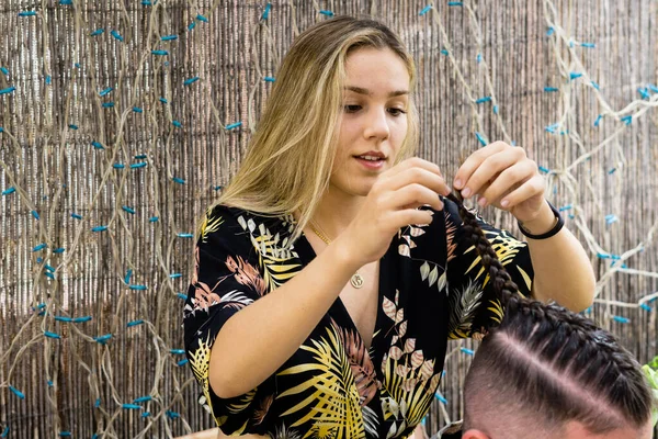 Chica Joven Corta Pelo Trenzas Hombre Joven Con Barba —  Fotos de Stock