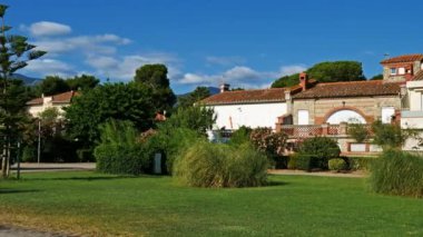 Argeles sur Mer, Pyrenees Orientales, Occitanie, Fransa. Bulvar ve sahil boyunca park et.