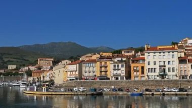 Port Vendres, Pyrnes orientales, Occitanie, Fransa. Balıkçı limanı boyunca geleneksel bina.