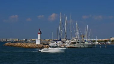 Port Camargue, le Grau du Roi, gard, Occitanie, Fransa. 1963 yılında Jean Balladur tarafından kurulan Avrupa 'nın en büyük marinasında yatlar ve yelkenliler.