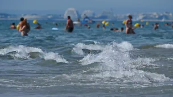 地中海 哈罗特 意大利 人们在波浪中 背景是La Grande Motte 来自Le Grau Roi — 图库视频影像