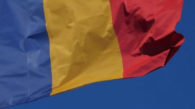 Ulusal Romen bayrağı rüzgarda dalgalanıyor.