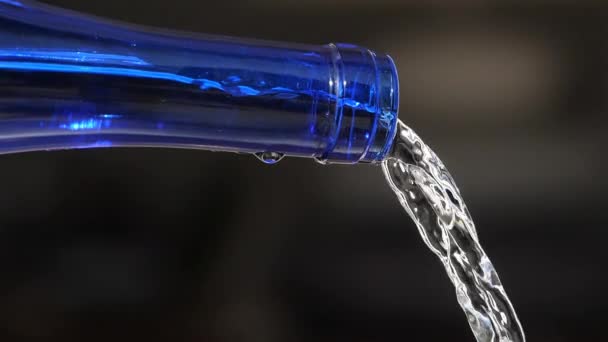 Water Gieten Uit Een Glazen Fles — Stockvideo