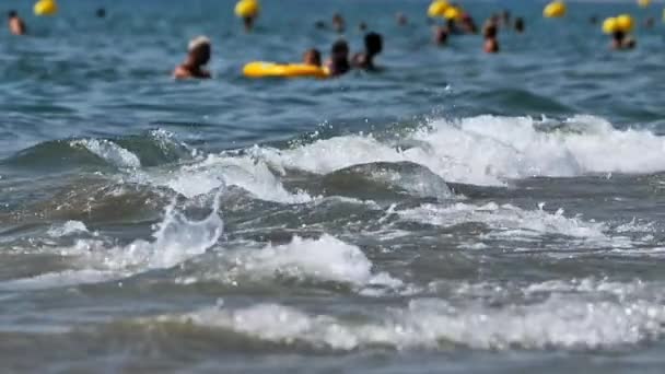 Letní Dovolená Středozemní Moře Hrault Occitanie Francie Lidé Vlnách Pozadí — Stock video