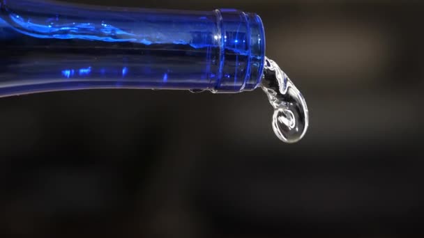 Agua Que Vierte Una Botella Cristal — Vídeo de stock