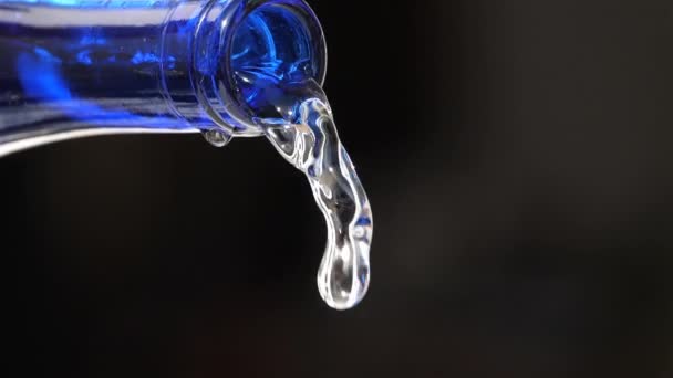 Νερό Χύνοντας Από Ένα Γυάλινο Μπουκάλι — Αρχείο Βίντεο