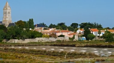 Noirmoutier-en-l 'le, Noirmoutier Adası, Biscay Körfezi, Vende, Fransa. Köyün önündeki tuzlu bataklıklar, Noirmoutier en Ile