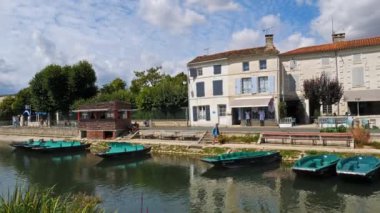 Coulon, Marais Poitevin, Poitevin bataklıkları, Vendee, Fransa. Quay Coulon 'a demirleyen geleneksel düz kayıklar.