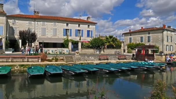 Coulon Marais Poitevin Poitevin Träsk Vendee Frankrike Traditional Flatboats Förtöjning — Stockvideo