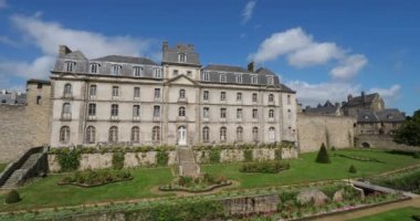 Vannes, Morbihan, Britanya, Fransa. Vannes Rampart Bahçesi ve Hermine Şatosu manzarası.