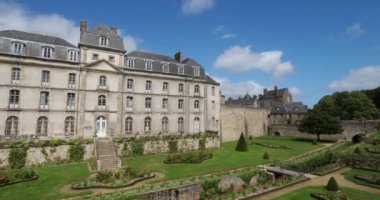 Vannes, Morbihan, Britanya, Fransa. Vannes Rampart Bahçesi ve Hermine Şatosu manzarası.