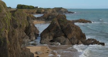 Le Pouldu, Finistere Bölümü, Brittany, Fransa. Kerou sahiline bakan kayalar alçak gelgiti güvence altına alıyor..