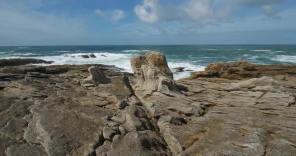 法国布列塔尼Finistere省Penmarch 潘德威尔笔尖与著名的岩石 — 图库视频影像
