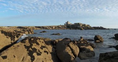 Pointe de Trevignon, Tregunc, Finistere Bölümü, Brittany, Fransa. Arka planda Trevignon Kalesi var. Villa Şatosu olarak bilinir.