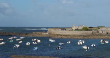 Fort Bloque ayrıca Keragan Kalesi, Ploemeur, Morbihan Bölümü, Brittany, Fransa olarak da bilinir. Önde Ploemeur Limanı var. Arka planda, Keragan adasında bir kale var..