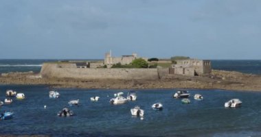 Fort Bloque ayrıca Keragan Kalesi, Ploemeur, Morbihan Bölümü, Brittany, Fransa olarak da bilinir. Önde Ploemeur Limanı var. Arka planda, Keragan adasında bir kale var..