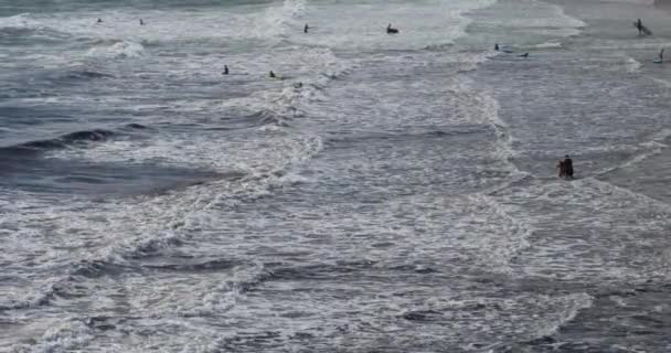 Pouldu Finistere Bölümü Brittany Fransa Yaz Tatilinde Dalgalardaki Insanlar — Stok video