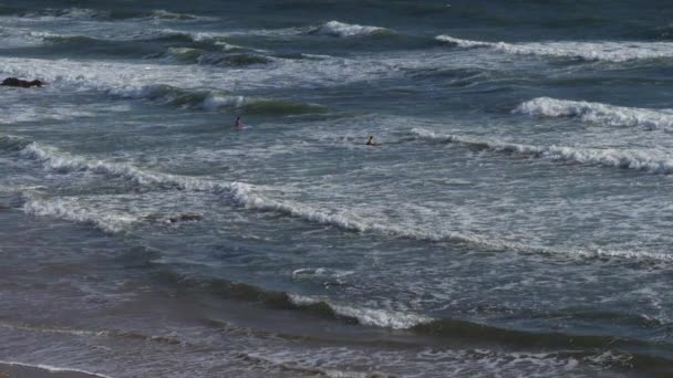 Pouldu Finistere Megye Brittany Franciaország Emberek Hullámokban Nyári Szünetben — Stock videók