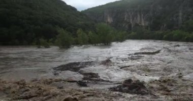 Cevenol fırtınaları, Herault kanyonu, Occitanie, Fransa. Eylül 2020 'de cevenol fırtınaları sırasında Herault nehri ve sel basar.