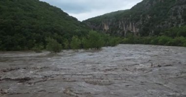 Cevenol fırtınaları, Herault kanyonu, Occitanie, Fransa. Eylül 2020 'de cevenol fırtınaları sırasında Herault nehri ve sel basar.